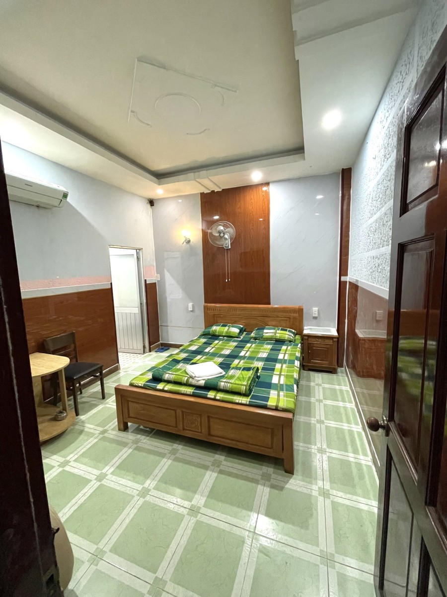 Phòng khách sạn 25m2 đầy đủ tiện nghi bao điện nước phí dịch vụ.
