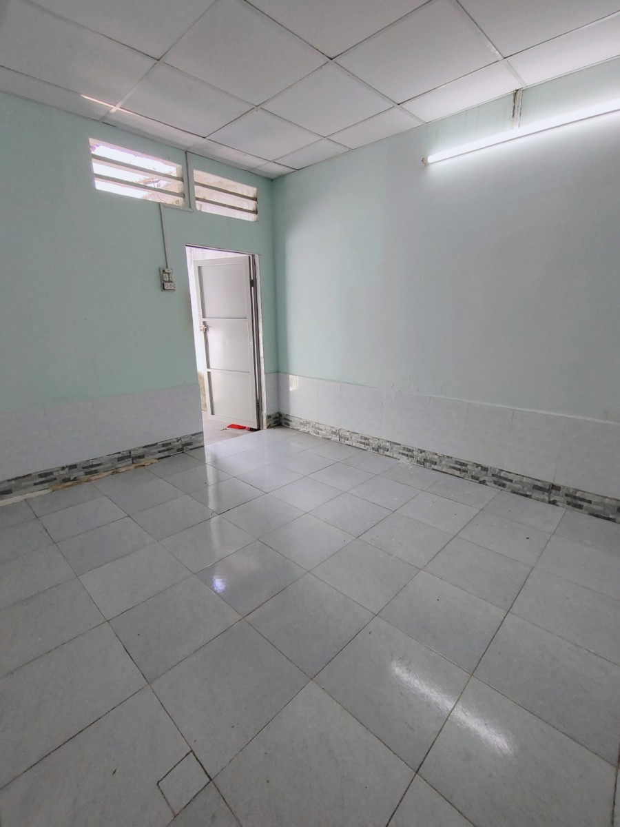Phòng trệt, Khép kín, Sát khu CNC, Diện tích 20m2 có gác giá thuê: 2.200.000đ/tháng
