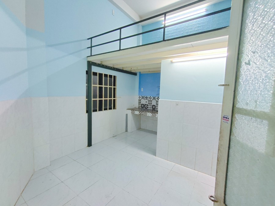 Phòng máy lạnh, có gác, trệt ngay Vincom Thủ Đức. Diện tích 18M2 giá 2tr9/tháng