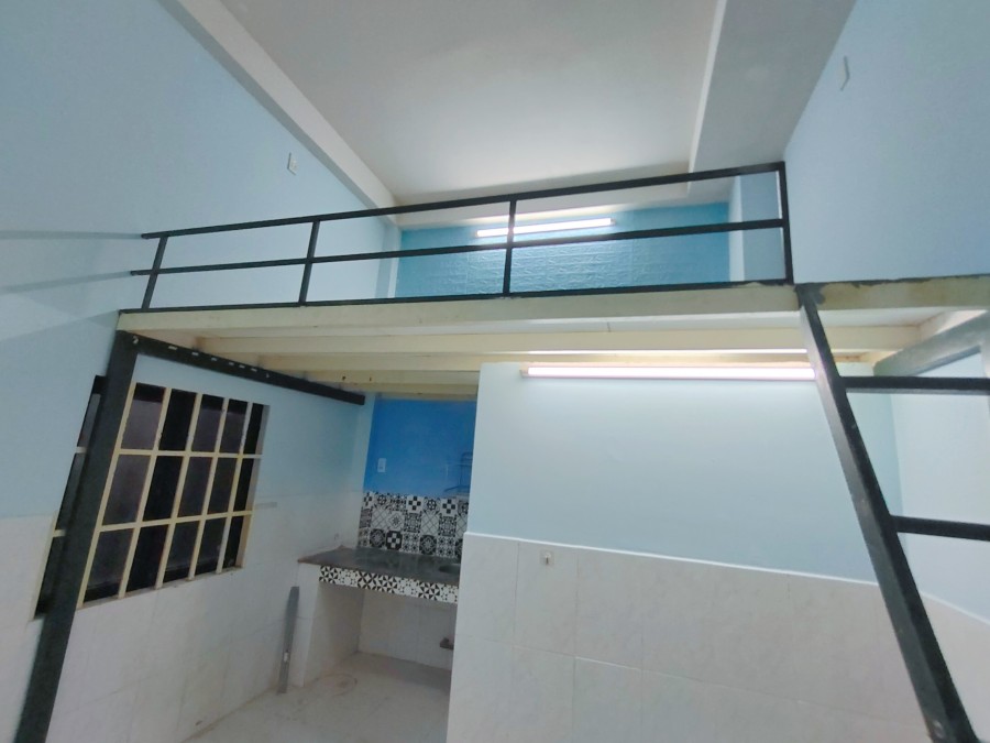 Phòng máy lạnh, có gác, trệt ngay Vincom Thủ Đức. Diện tích 18M2 giá 2tr9/tháng