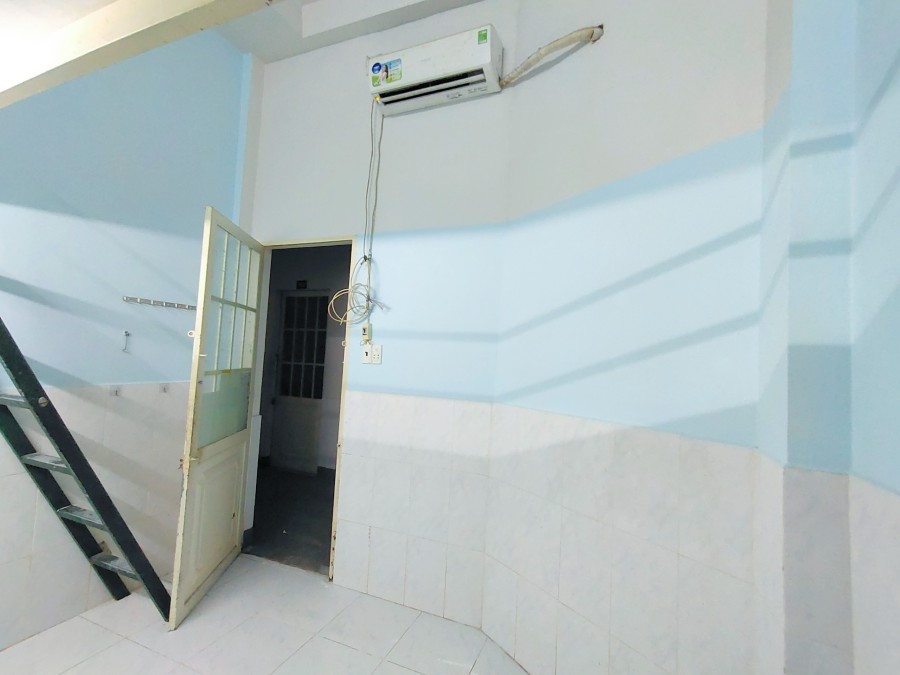 Phòng máy lạnh, có gác, trệt ngay Vincom Thủ Đức. Diện tích 18M2 giá 2tr9/tháng
