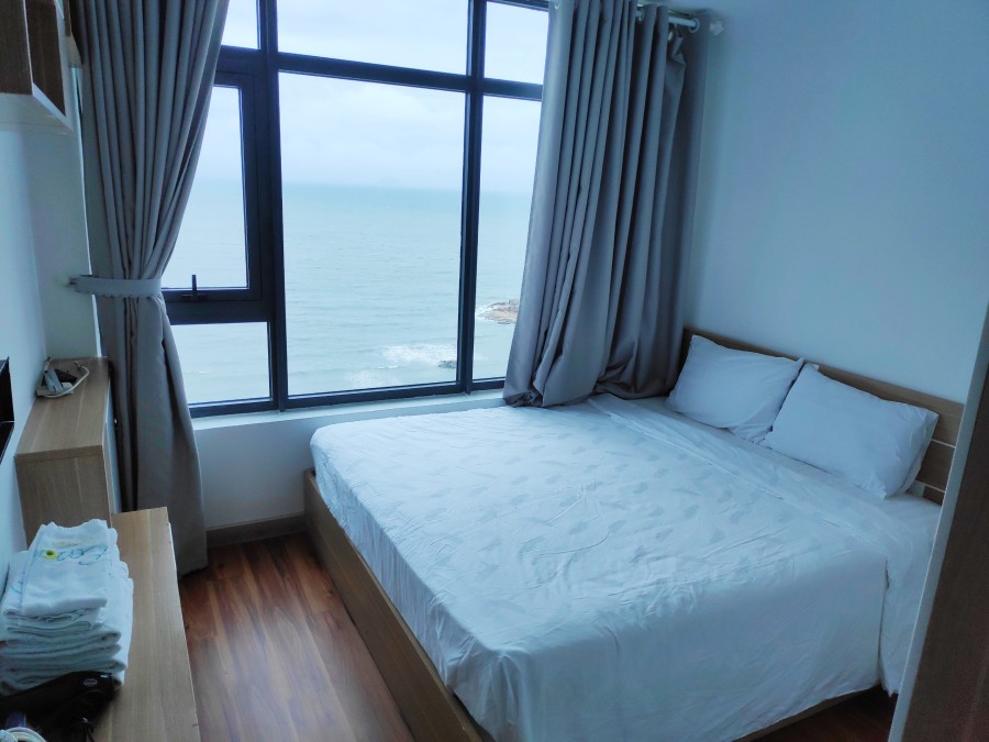 Cho thuê căn hộ nhìn ra biển, có 2 Phòng ngủ, diện tích 67 m2, đầy đủ nội thất giá 5tr5 ( bao phí QL )