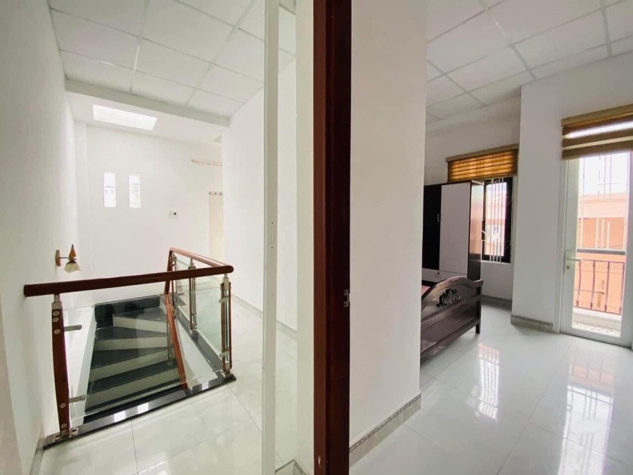 Cho thuê nhà 3 tầng full nội thất đường Phan Châu Trinh, Phường Bình Hiên, Quận Hải Châu, Đà Nẵng