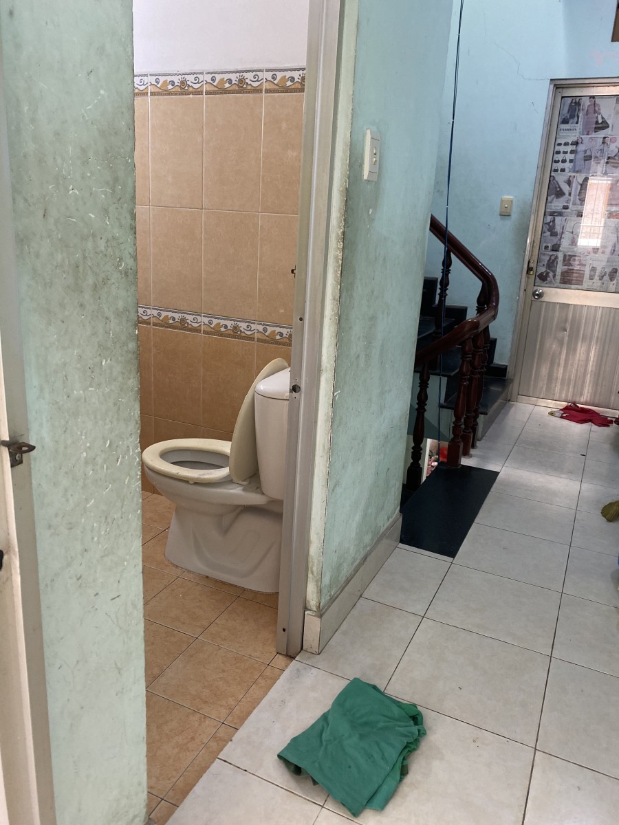 Phòng lầu 1 trong nhà phố kiên cố, an ninh, WC chung sạch sẽ hẻm Hải Quân đường Đoàn Văn Bơ Q4