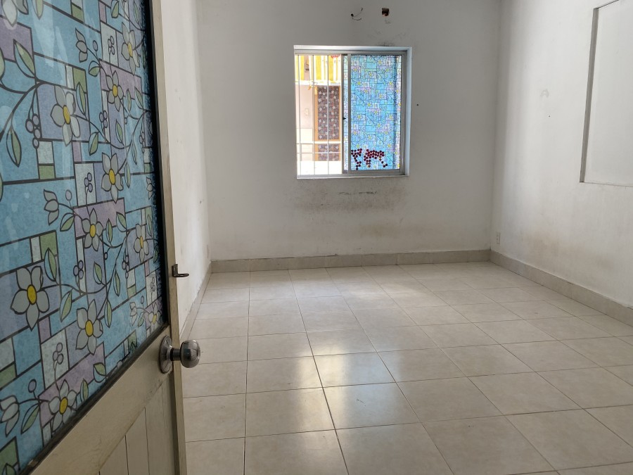 Phòng lầu 1 trong nhà phố kiên cố, an ninh, WC chung sạch sẽ hẻm Hải Quân đường Đoàn Văn Bơ Q4