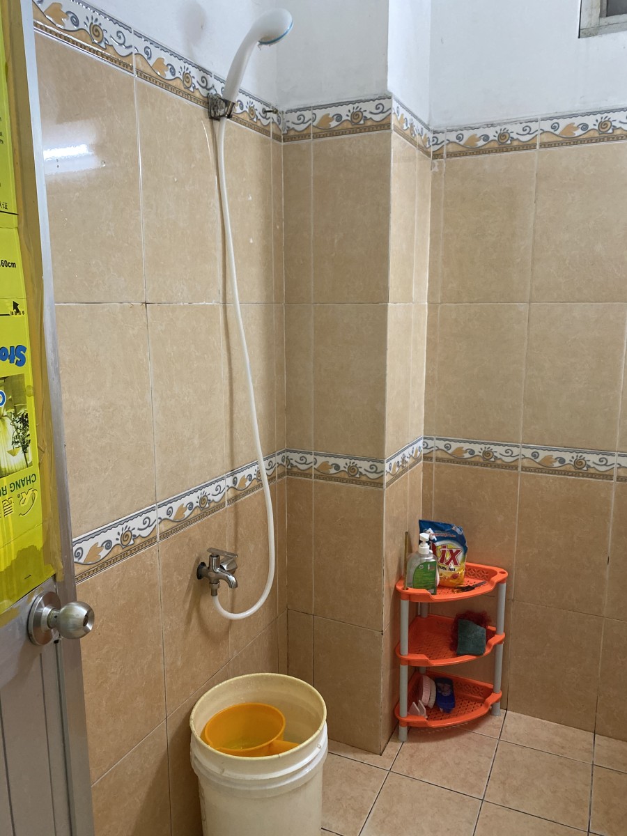Phòng lầu 1 trong nhà phố kiên cố, an ninh, WC chung sạch sẽ hẻm Hải Quân đường Đoàn Văn Bơ Q4