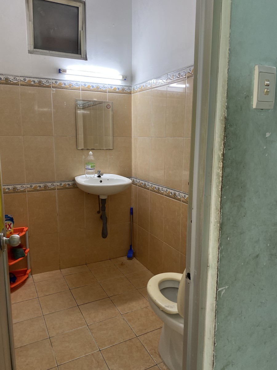Phòng lầu 1 trong nhà phố kiên cố, an ninh, WC chung sạch sẽ hẻm Hải Quân đường Đoàn Văn Bơ Q4