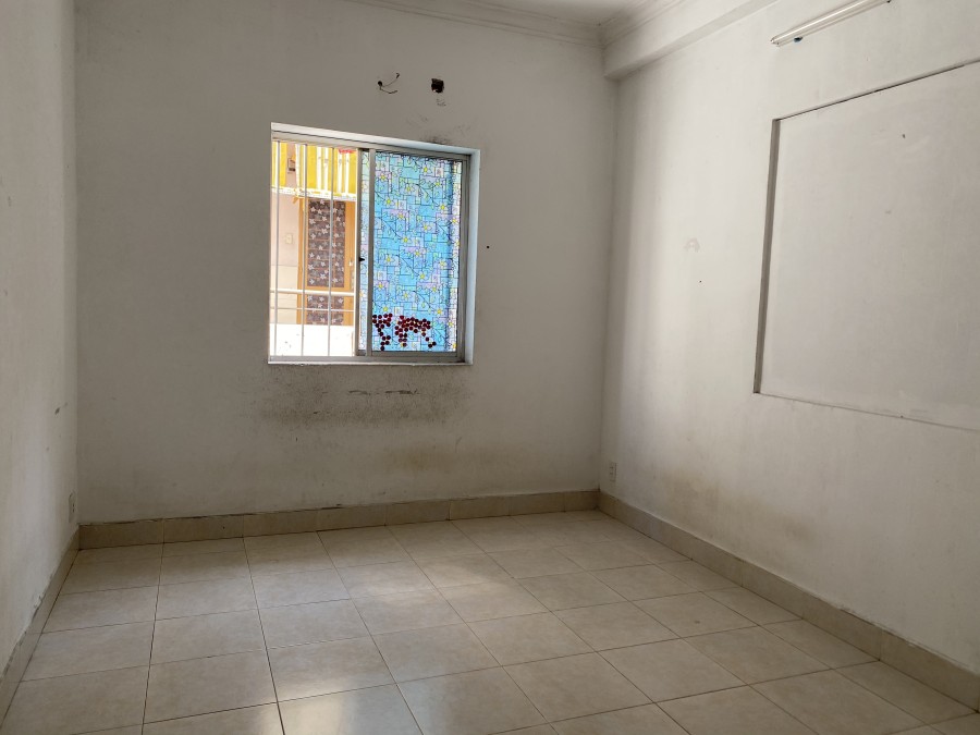 Phòng lầu 1 trong nhà phố kiên cố, an ninh, WC chung sạch sẽ hẻm Hải Quân đường Đoàn Văn Bơ Q4
