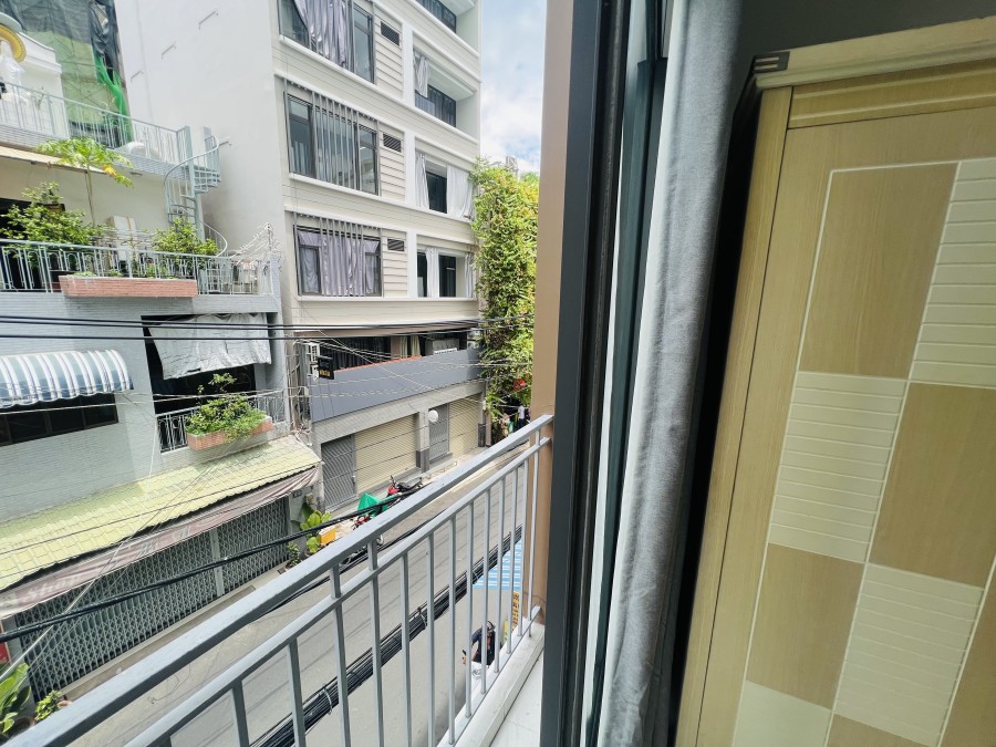 Cho thuê căn Bùi Văn Thêm,ban công đầy đủ nội thất,Phú Nhuận