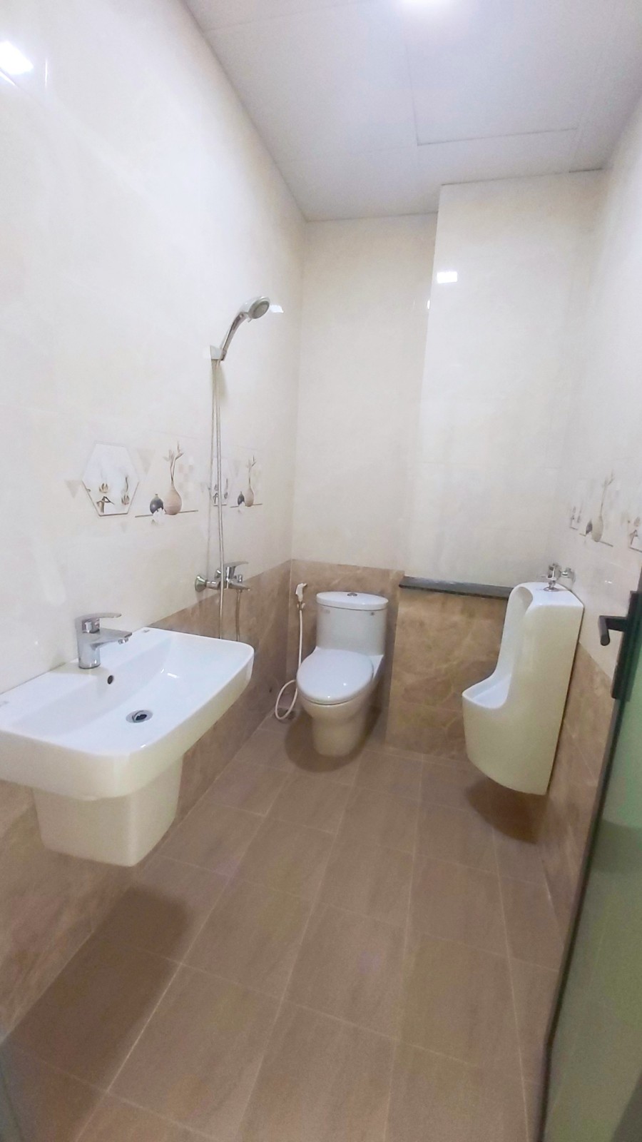 Cho thuê tầng 2 và tầng 3 nhà nguyên căn. Giá thuê: 10.000.000/tầng/tháng (có thể thương lượng)