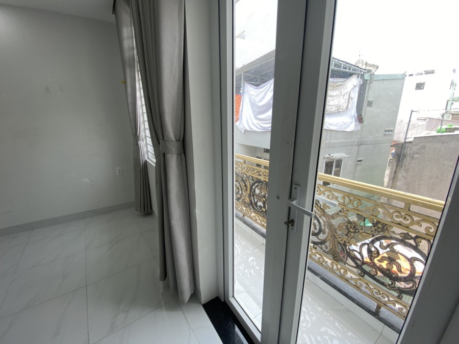 Cho thuê căn hộ cao cấp có ban công thoáng mát tại Quận Phú Nhuận