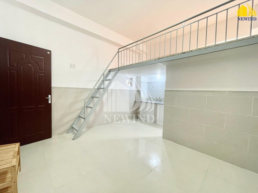 Phòng rộng có gác , có thang máy ngay Khu Chế Xuất Tân Thuận - ĐH Tài chính Marketing