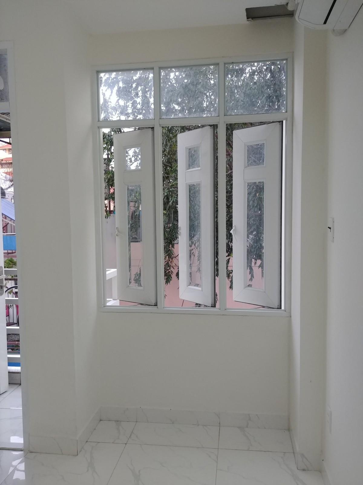 Phòng đẹp có cửa sổ thoáng mát tại Lạc Long Quân- gần Đầm Sen