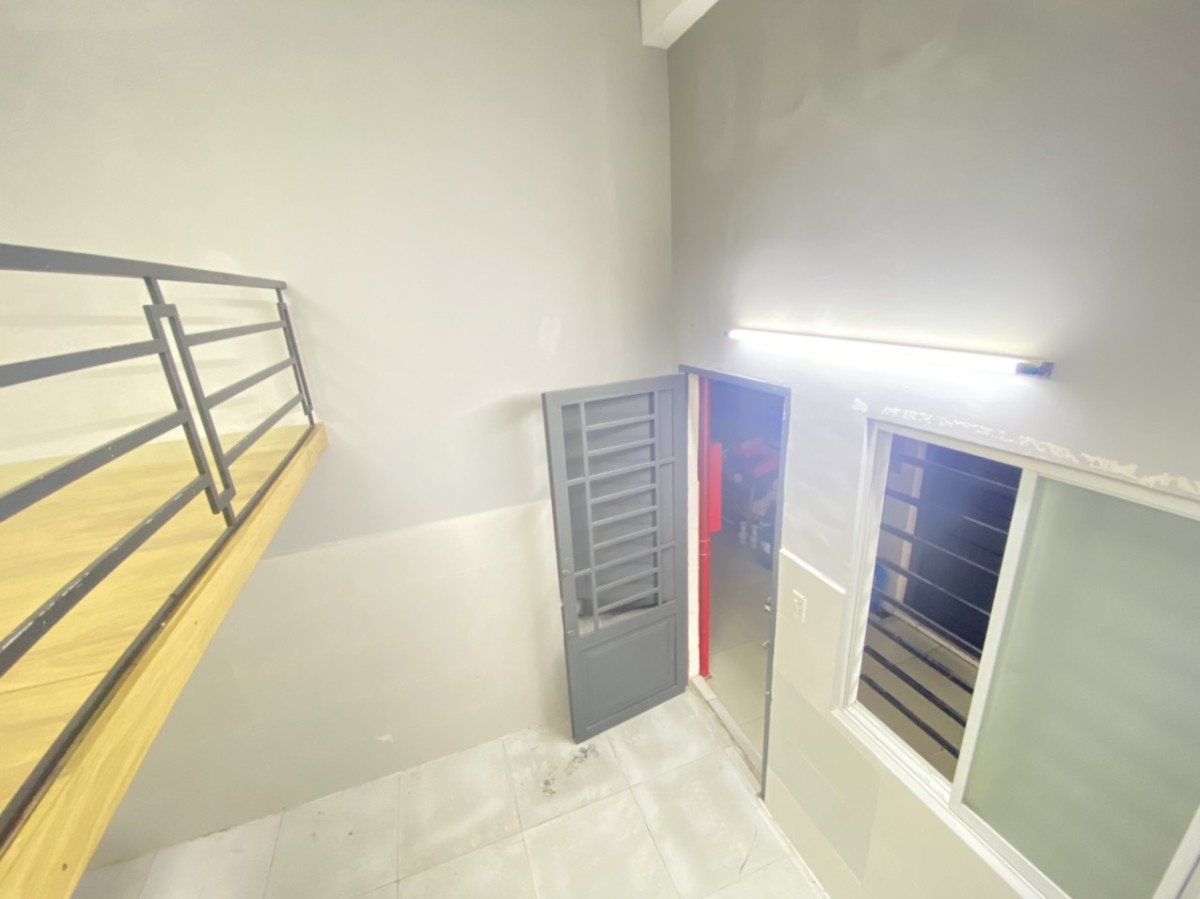 Phòng cho thuê rộng ,sạch sẽ , gác cao 1m8 ngay Chợ Hoàng Hoa Thám