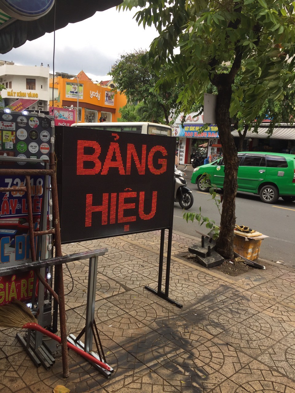 Sang cửa tiệm quảng cáo mặt tiền Trương Vĩnh Ký