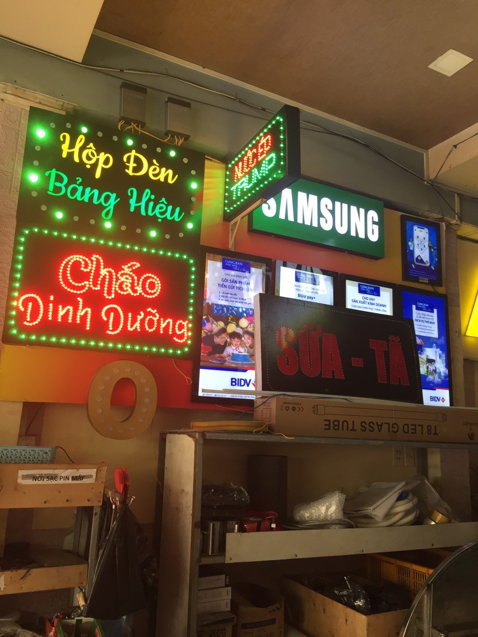 Sang cửa tiệm quảng cáo mặt tiền Trương Vĩnh Ký