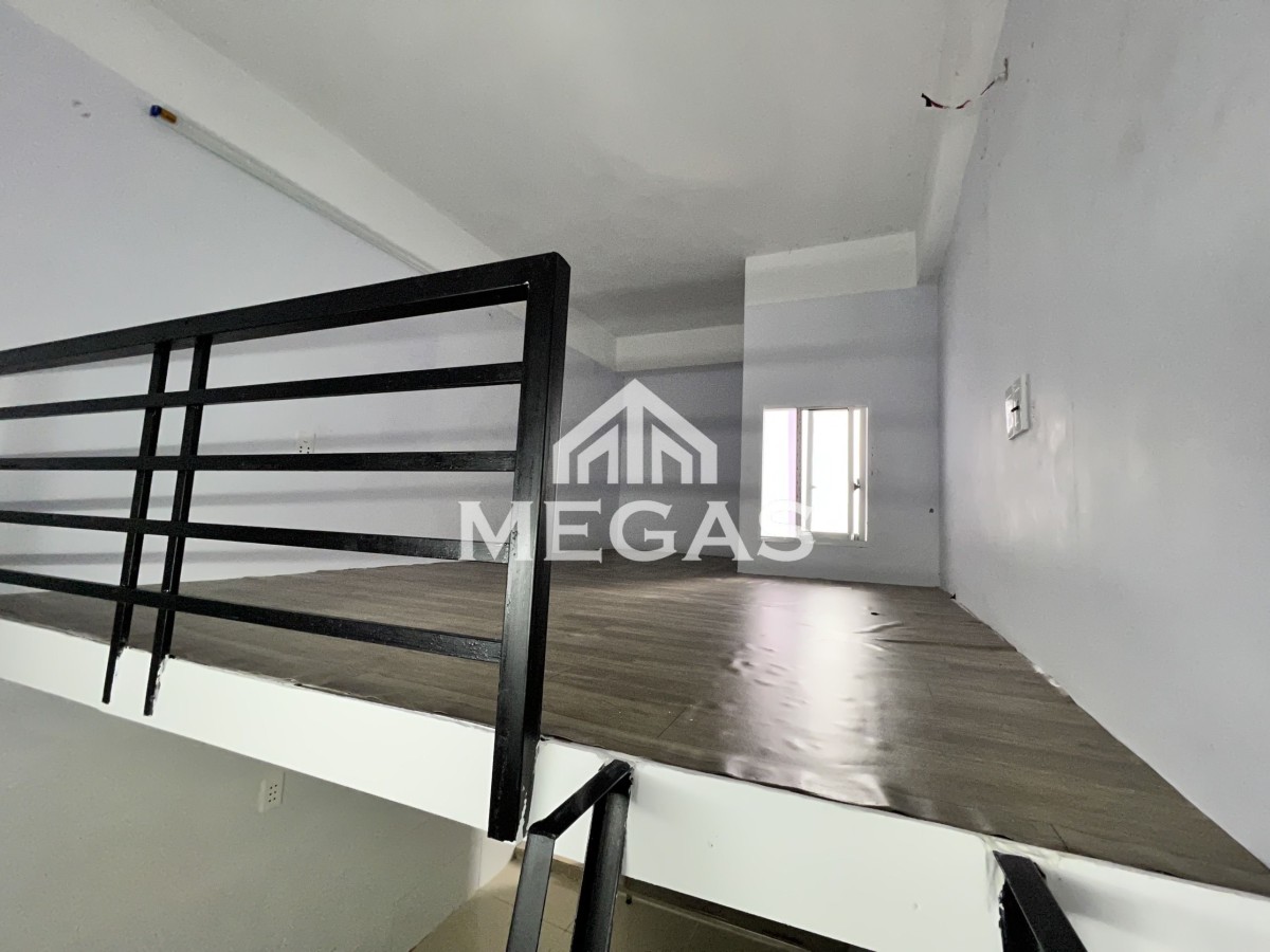 Trống lại 1 vài phòng gác cao đứng được có cửa sổ thoáng mát giá rẻ
