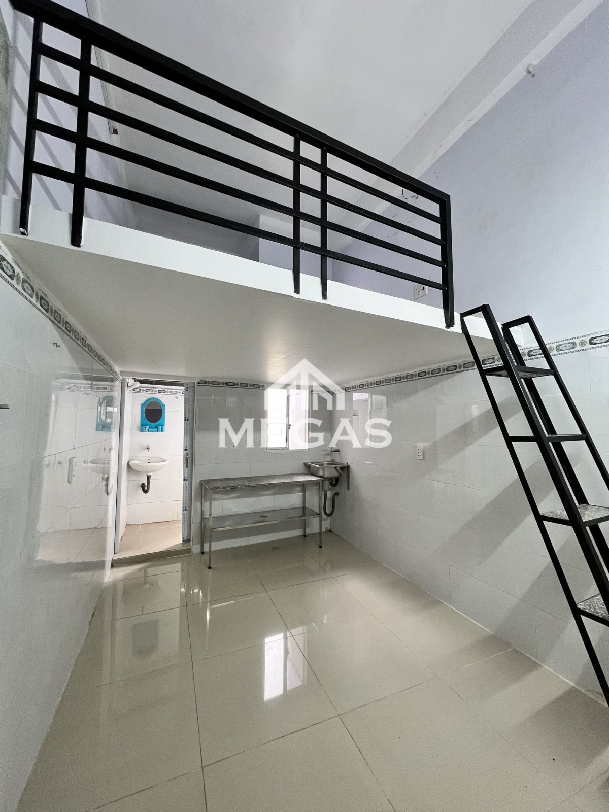 Trống lại 1 vài phòng gác cao đứng được có cửa sổ thoáng mát giá rẻ