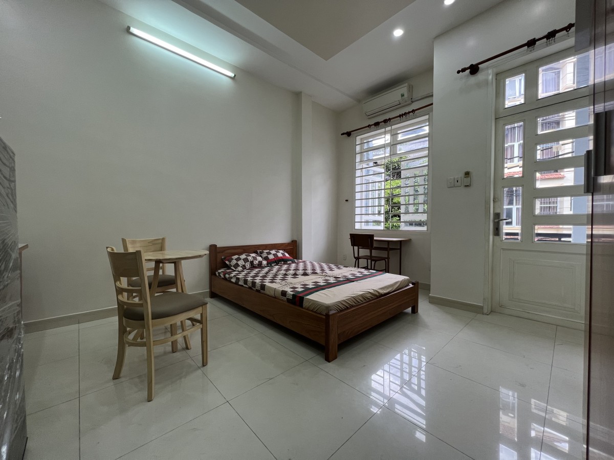 Phòng bancol & cửa sổ lớn-Full NT - Ngay CV HVT