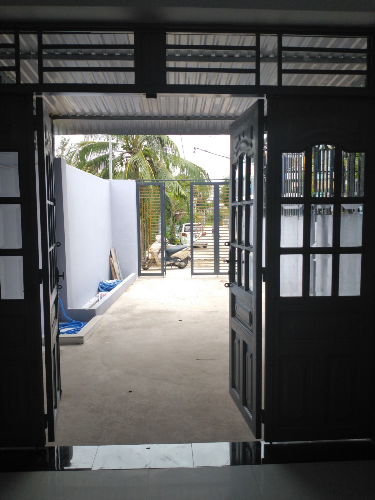 Cho thuê nhà mặt tiền đường Nguyễn Duy Trinh nhà mới xây sân rộng