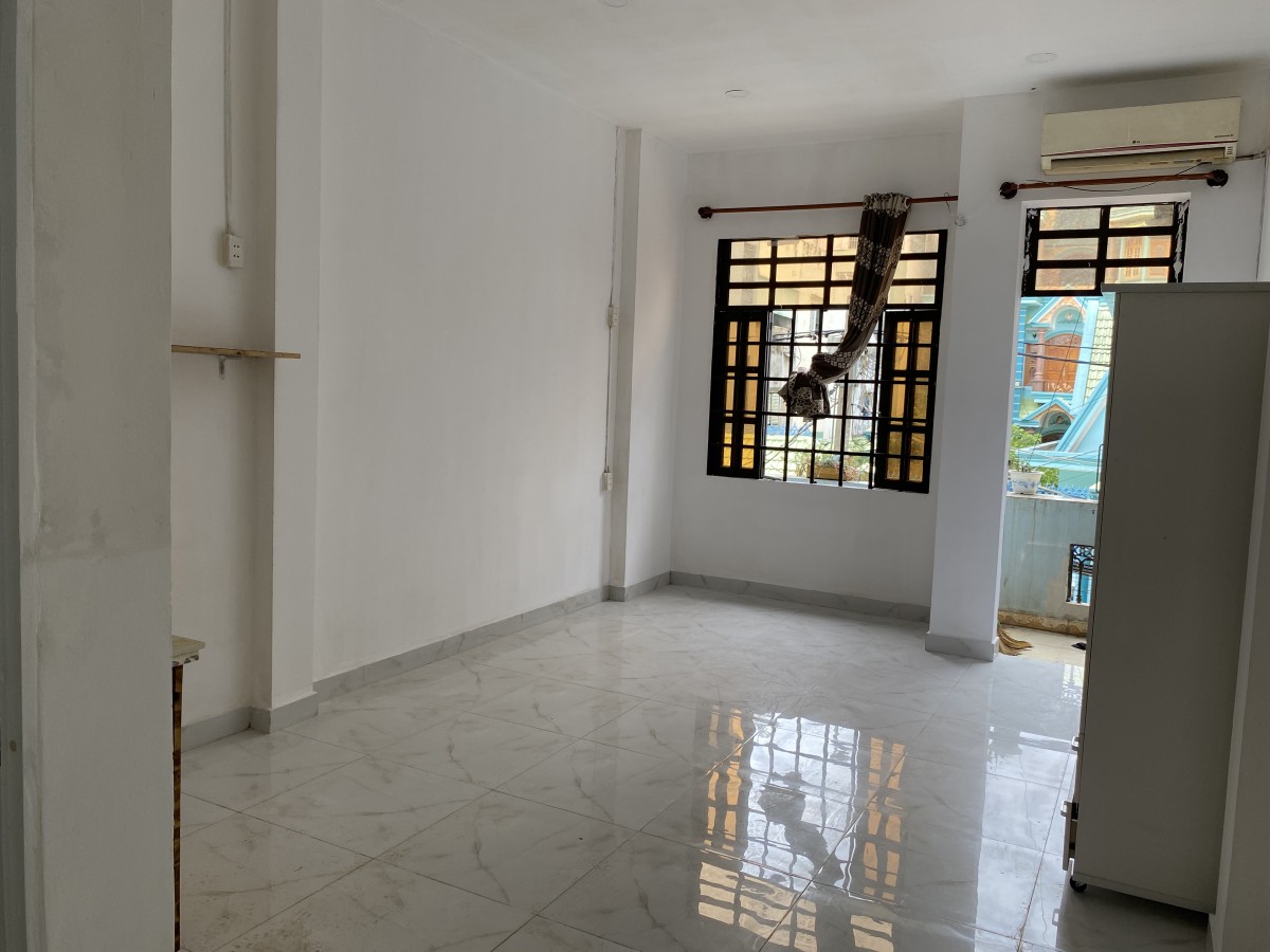 Phòng trọ có ban công cửa sổ thoáng mát tại 37/8 Đường C1, Phường 13, Quận Tân Bình