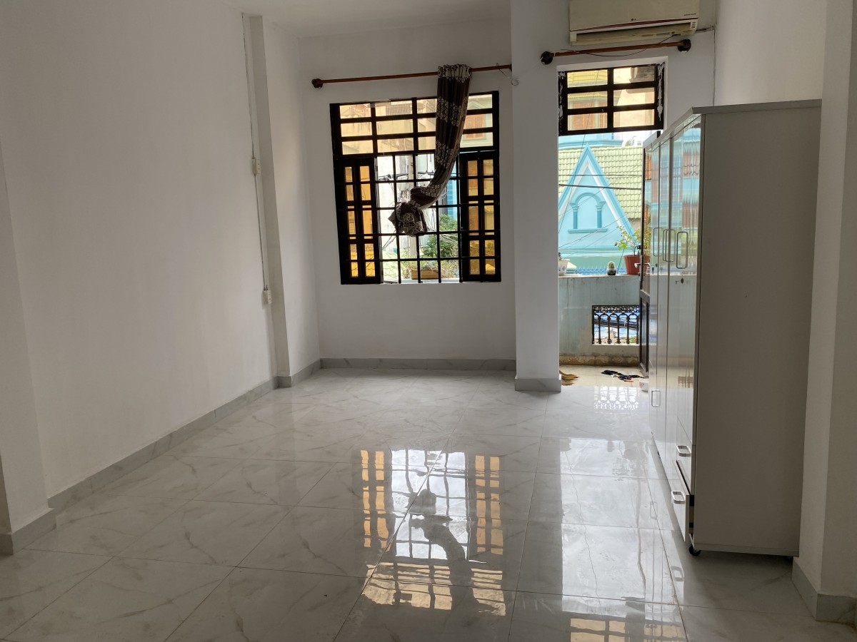 Phòng trọ có ban công cửa sổ thoáng mát tại 37/8 Đường C1, Phường 13, Quận Tân Bình