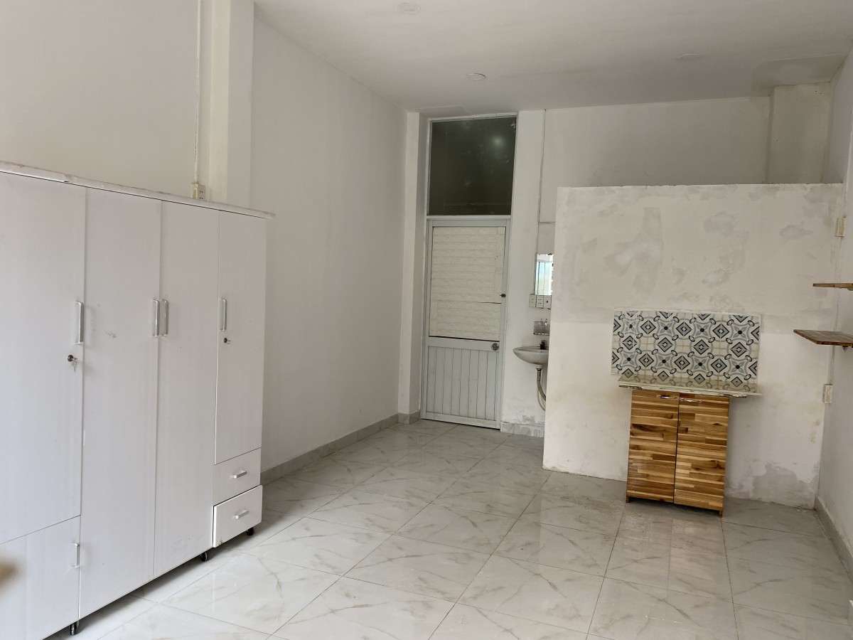 Phòng trọ có ban công cửa sổ thoáng mát tại 37/8 Đường C1, Phường 13, Quận Tân Bình