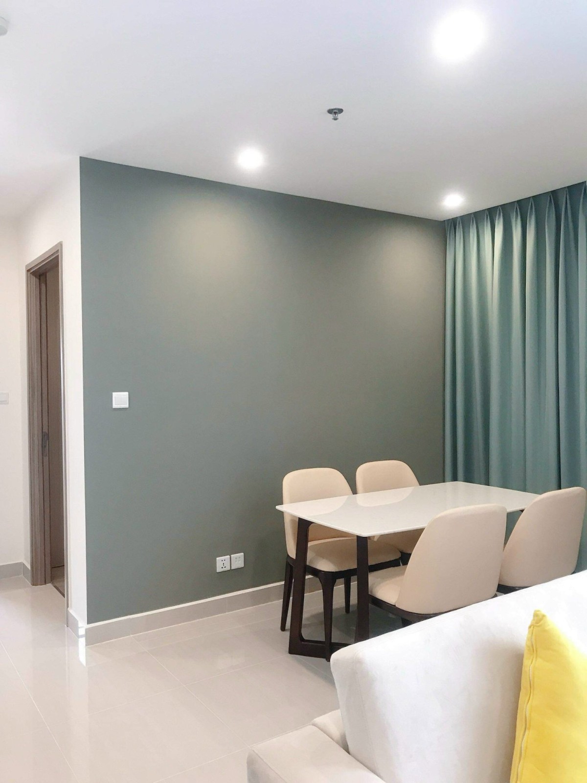 Cho thuê 2PN2WC Căn góc Full hết nội thất view hồ bơi thoáng mát ở Vinhome Grand Park quận 9