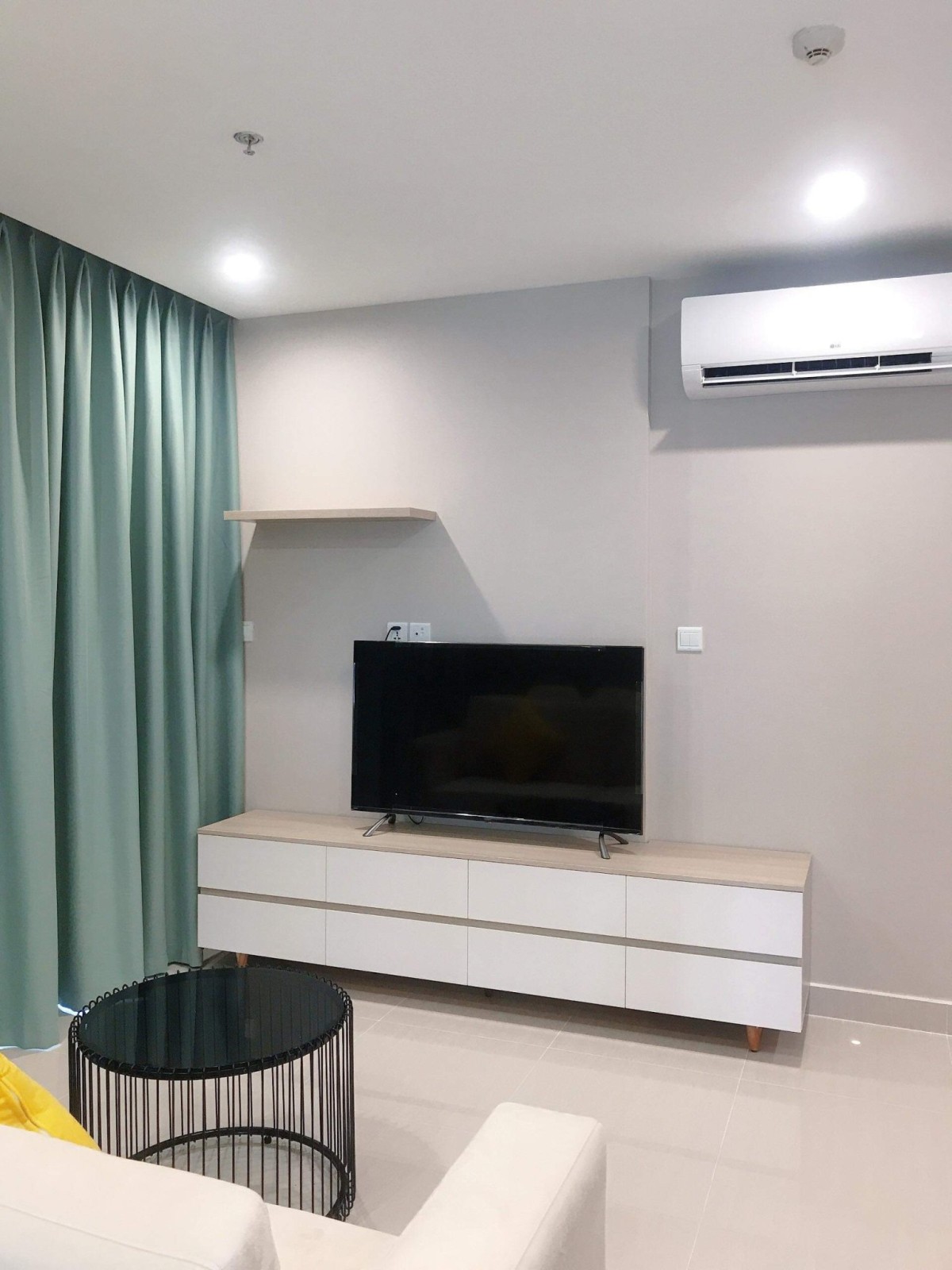 Cho thuê 2PN2WC Căn góc Full hết nội thất view hồ bơi thoáng mát ở Vinhome Grand Park quận 9