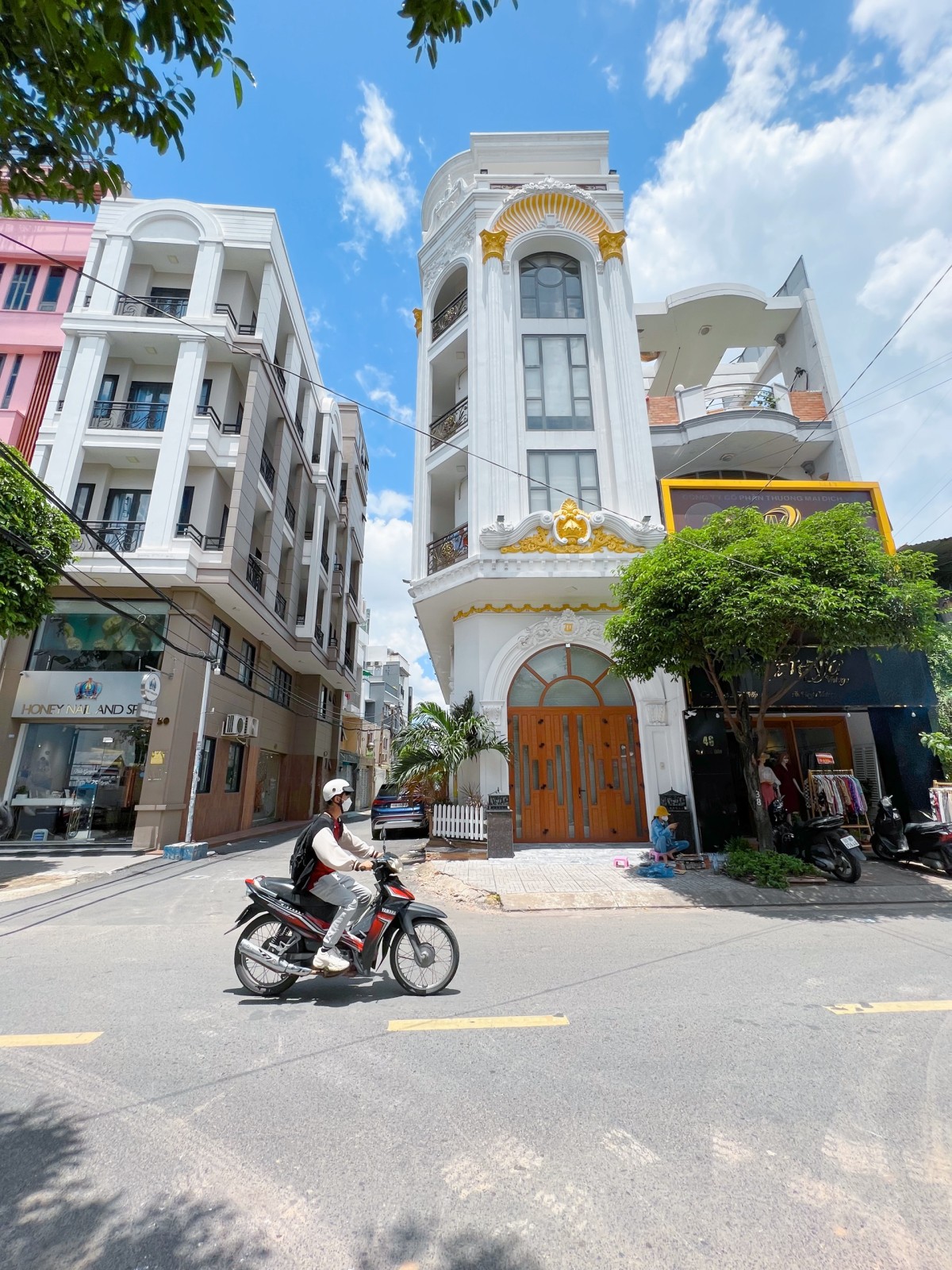 Mặt bằng góc 2 mặt tiền giáp Lê Quang Định, giao Phạm Văn Đồng. Nhà mới 100% có vỉa hè