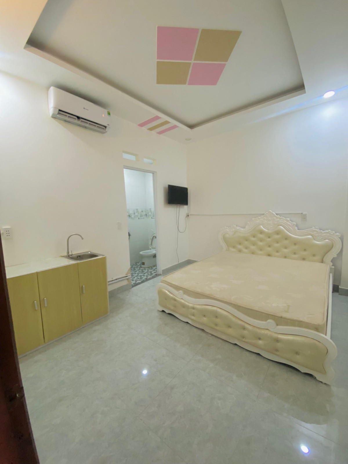 Cho thuê phòng giá rẻ, full nội thất gần Đại học Nguyễn Tất Thành. Liên hệ: 0793813834