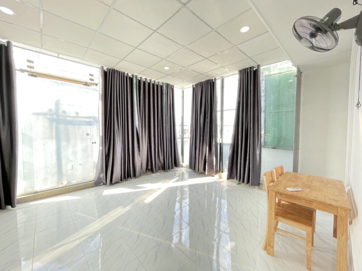 Penthouse full cửa sổ đón ánh sáng tự nhiên - nội thất ngay Aeon Mall Tân Phú. Liên hệ: 0983554772