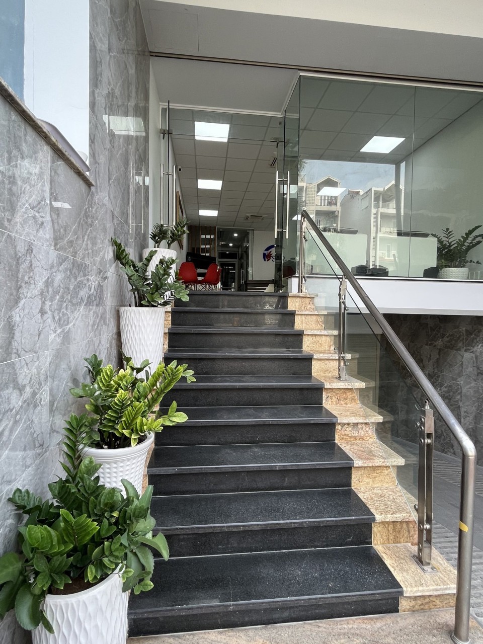 Cho thuê nhà nguyên căn 1 trệt 2 lầu làm văn phòng ở Đường D1, Phường Tân Hưng, Quận 7