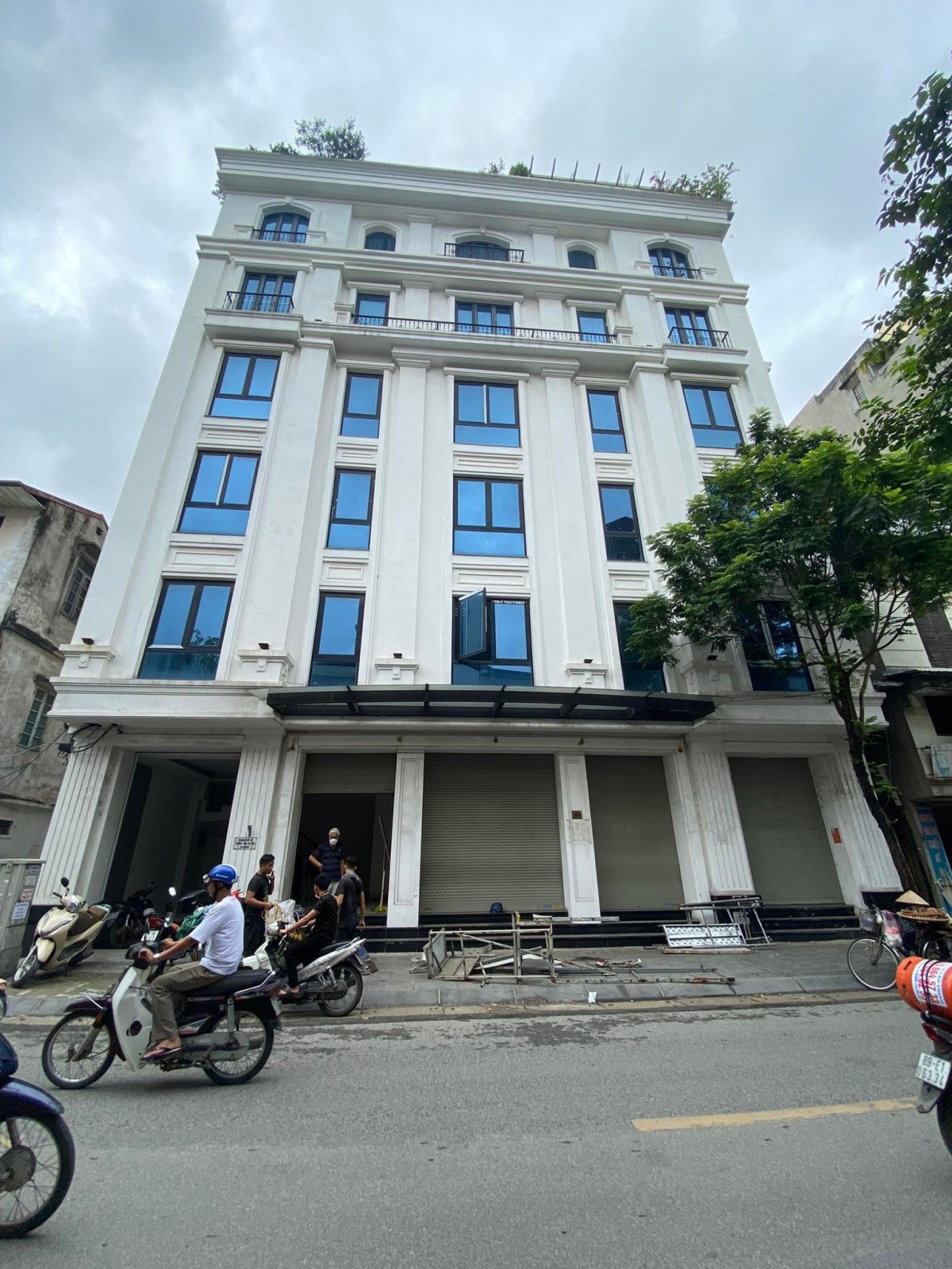 Cho thuê nhà Nguyễn Thị Định. Diện tích 95m 5 tầng 1 tum 1 hầm mặt tiền 8m