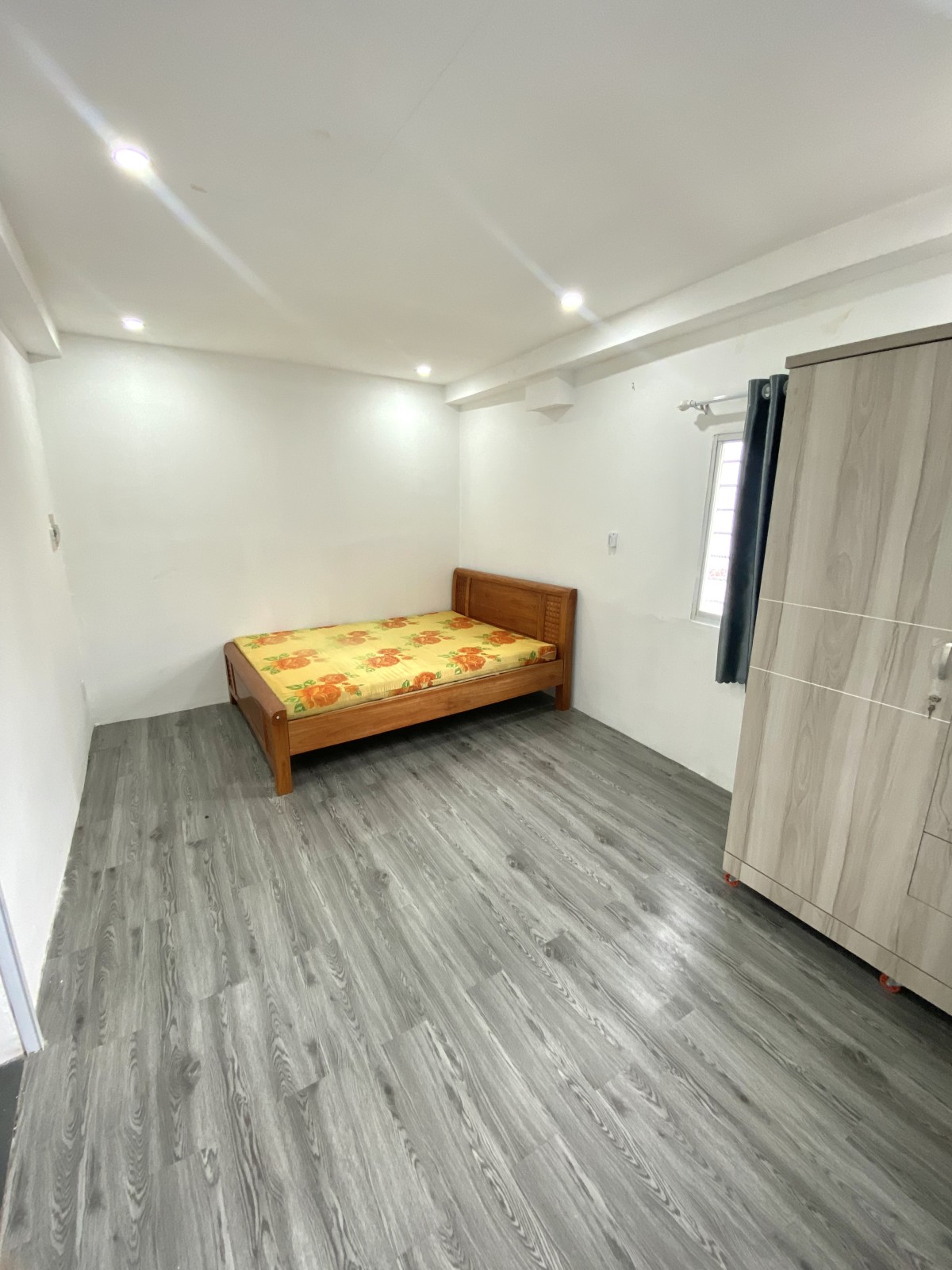 Căn hộ 1 phòng ngủ tách biệt, có bếp riêng, full nội thất, gần công viên Lê Thị Riêng