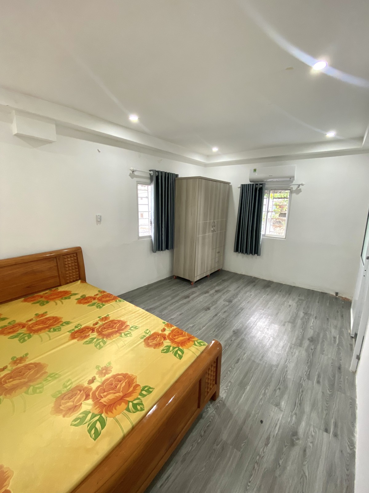 Căn hộ 1 phòng ngủ tách biệt, có bếp riêng, full nội thất, gần công viên Lê Thị Riêng