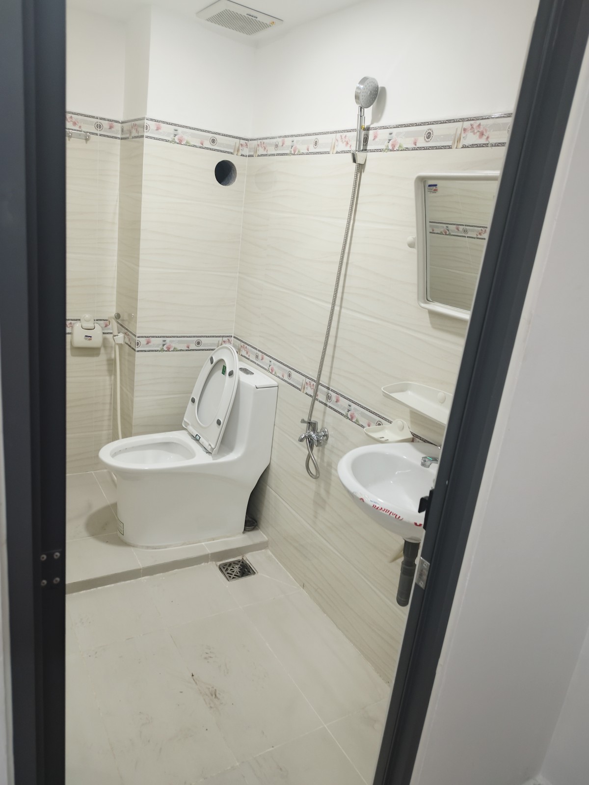 Cho thuê phòng trọ có ban công giá rẻ rộng 40m2 Đường Hoàng Hoa Thám , P13 , Quận Tân Bình
