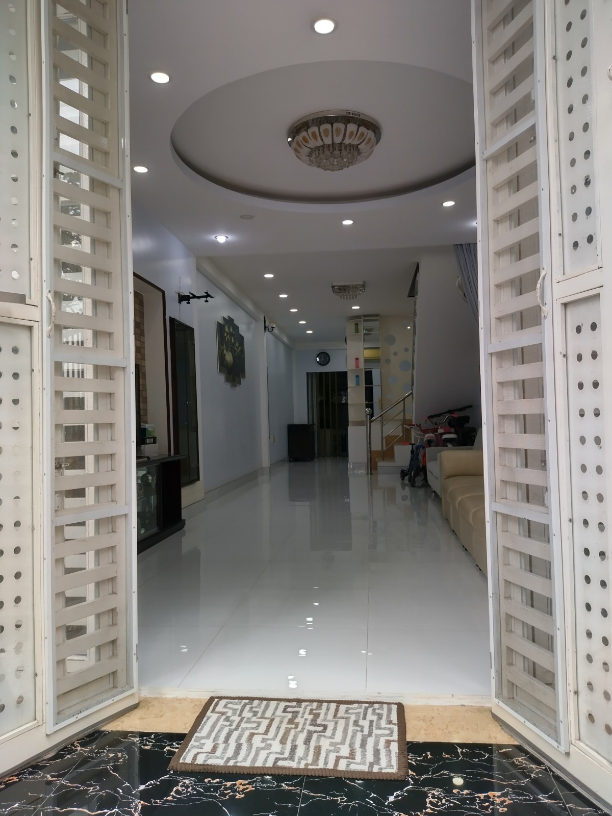 Nhà nguyên căn rộng rãi sạch sẽ, 1 trệt 1 lầu, 3pn 2wc, nội thất cơ bản, sân vườn trồng cây hoa