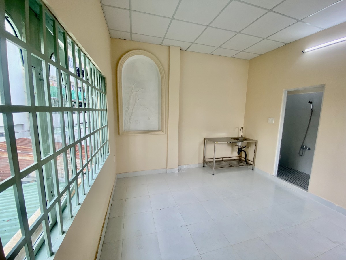 Cho thuê phòng trọ quận 9 có ban công, máy lạnh ở đường Lê Văn Việt