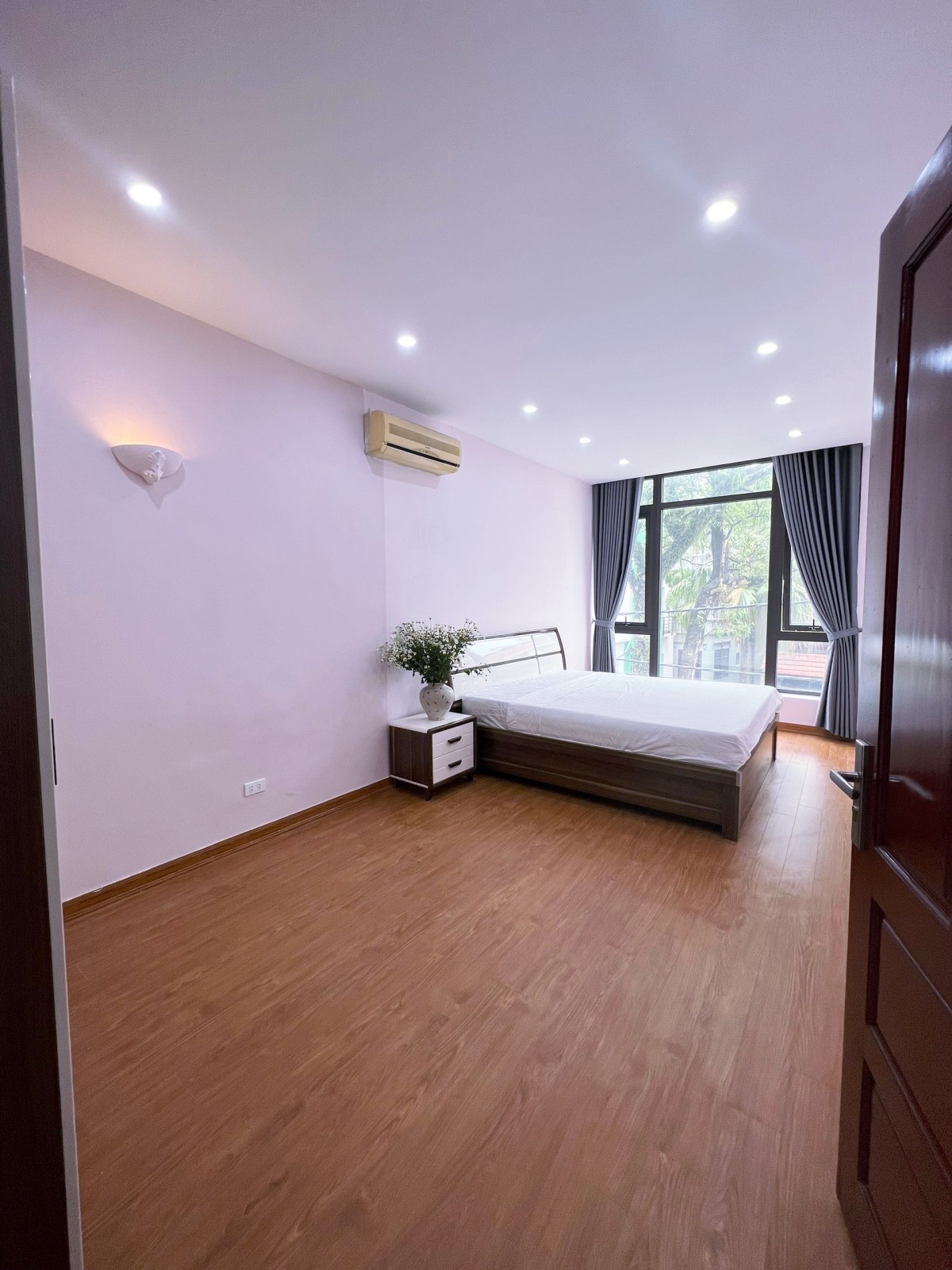 Cho thuê căn hộ 2 phòng ngủ mặt phố Tô Ngọc Vân