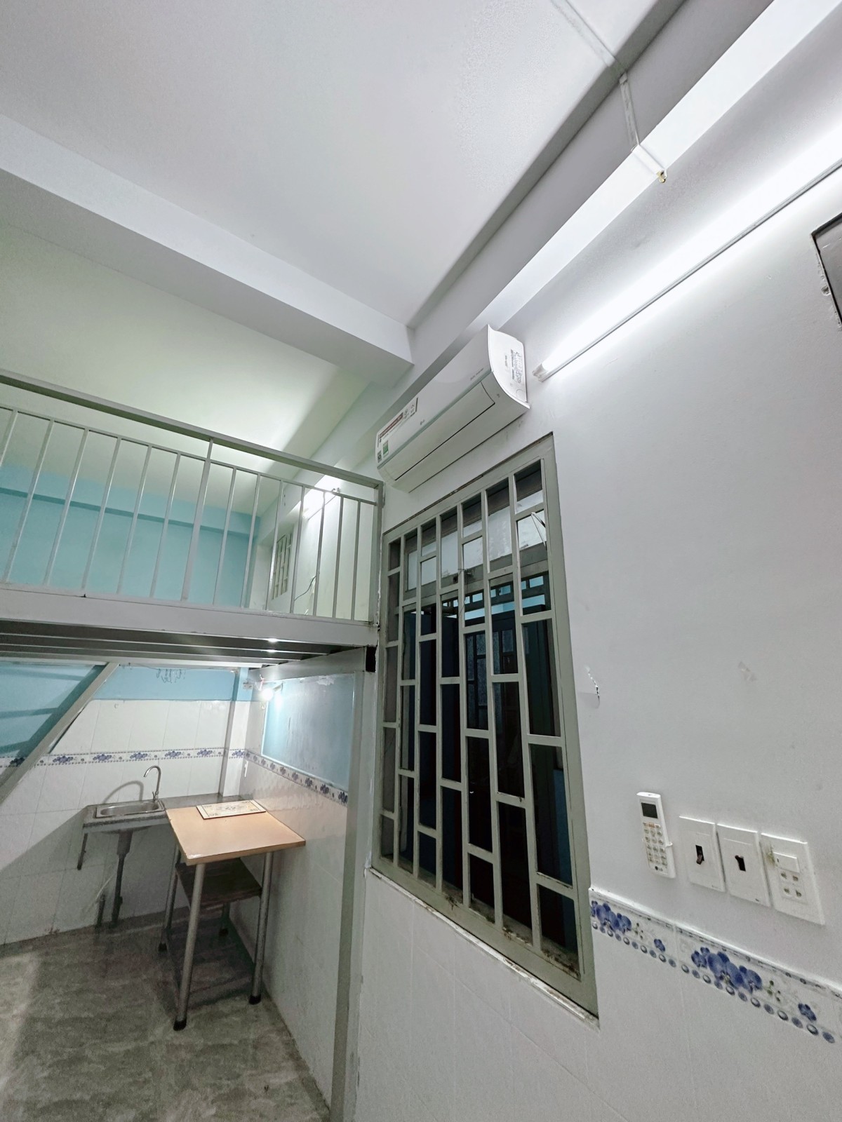 Cho thuê phòng trọ 30m2 có gác có máy lạnh thang máy ngay Dương Quảng Hàm - Gò Vấp