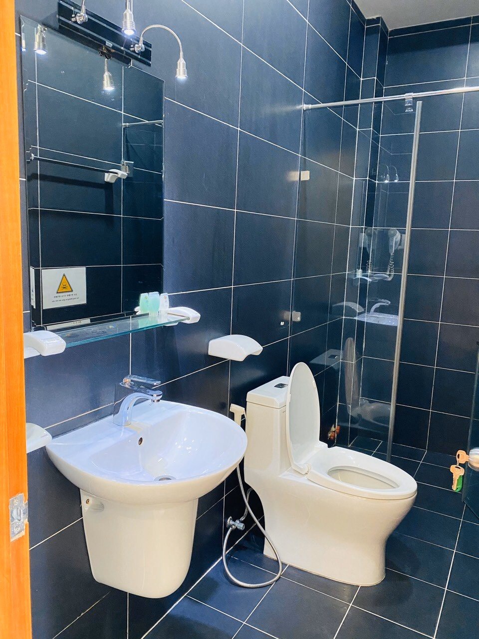 Phòng trọ rộng 30m2 Quận 1 khu VIP Nguyễn Trãi chỉ 6tr/ tháng