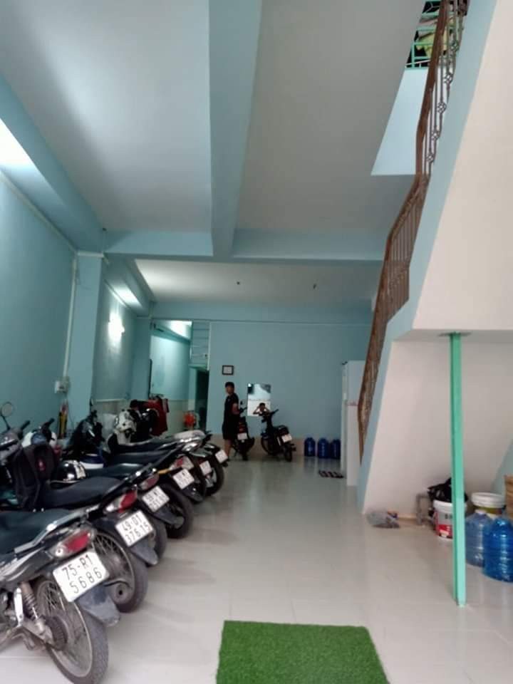 Cho thuê phòng trọ có ban công thoáng mát, gác cao, 40m2 ngay đường Liên khu 10 - 11, quận Bình Tân.