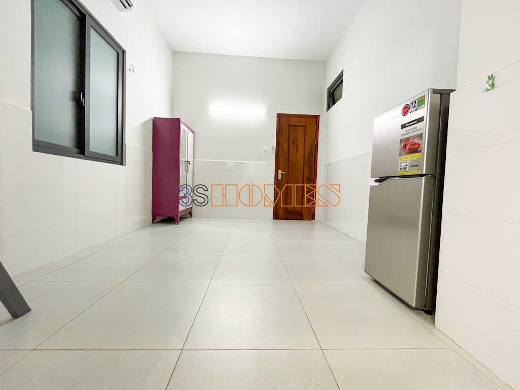 Phòng rộng 30m2 có gác sẵn máy lạnh, tủ lạnh gần chợ Phạm Văn Bạch