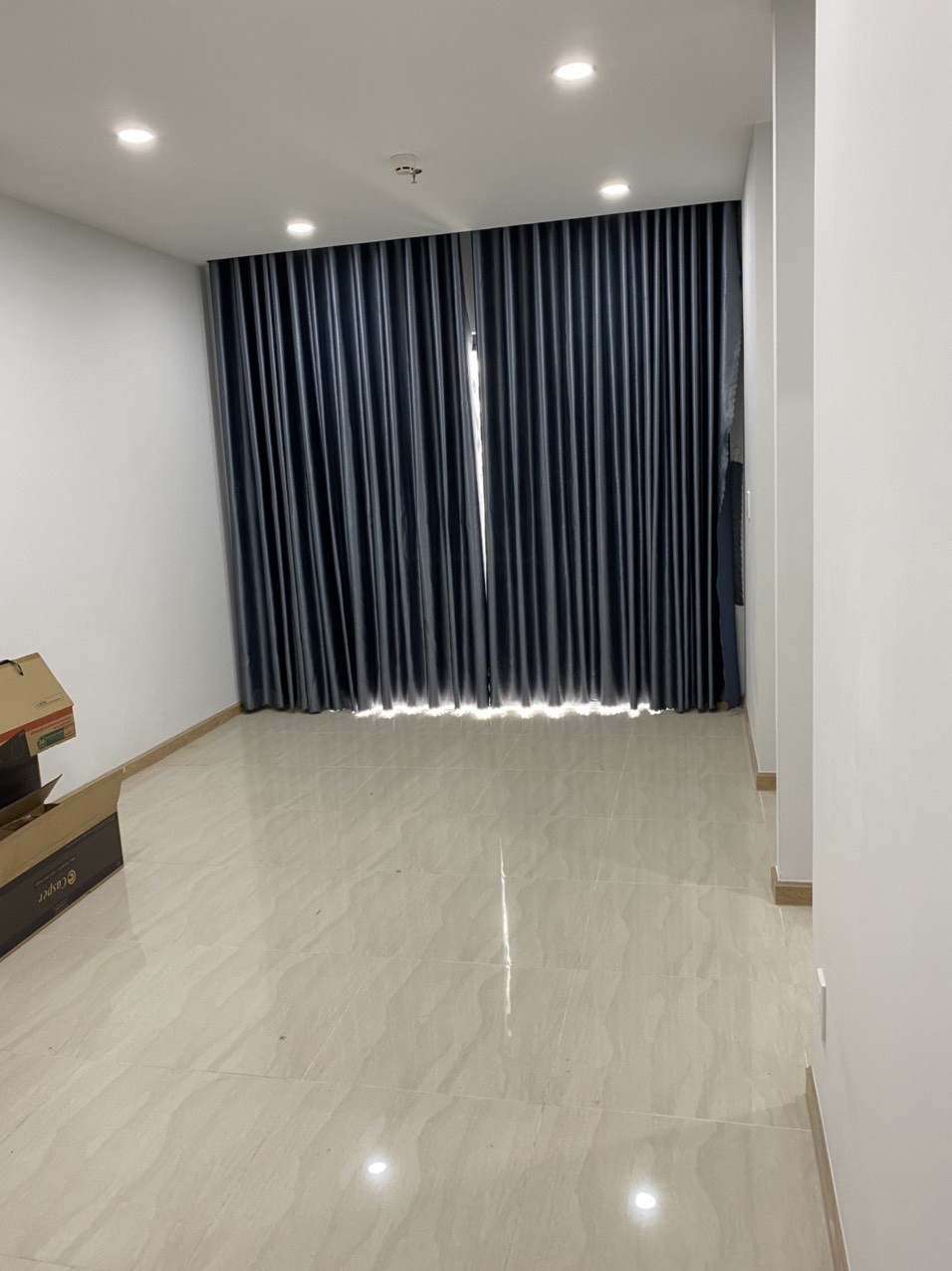 Cho thuê căn hộ Bcons greenview giá 5,5tr nội thất cơ bản và máy lạnh