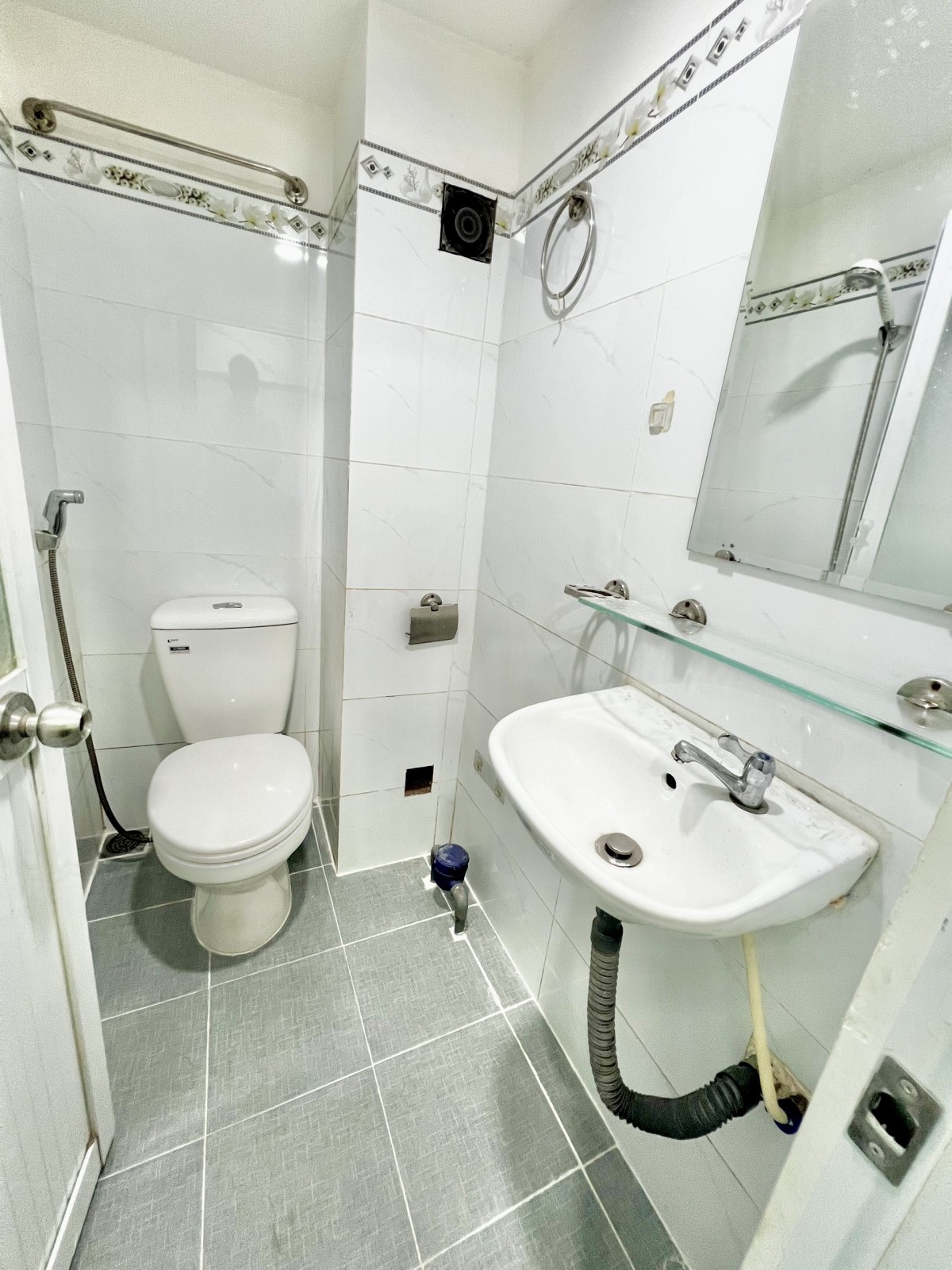 PHÒNG MỚI XÂY SẠCH ĐEP GIÁ RẺ ngay LÊ VĂN QUỚI