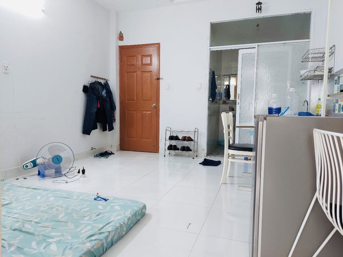 Phòng Lầu 2 - Ban công lớn - Ngay Nguyễn Thượng Hiền - chợ Hoàng Hoa Thám