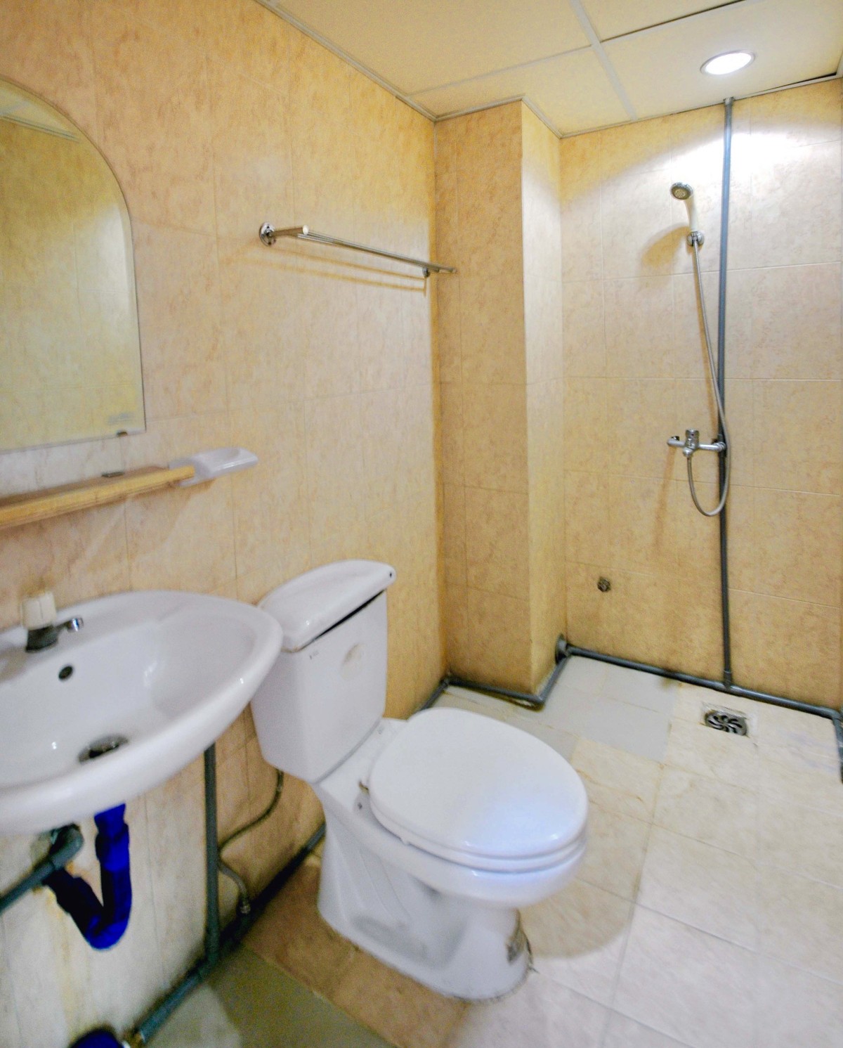 Cuối tháng còn trống 1 phòng ks cho thuê nội thất cơ bản ,có chỗ nấu ăn và để xe ,ngay TTTP gần đại