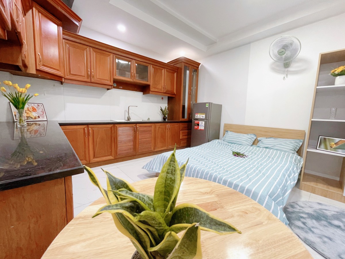 Ch full nội thất . Tầng trệt đối diện etown cộng hoà