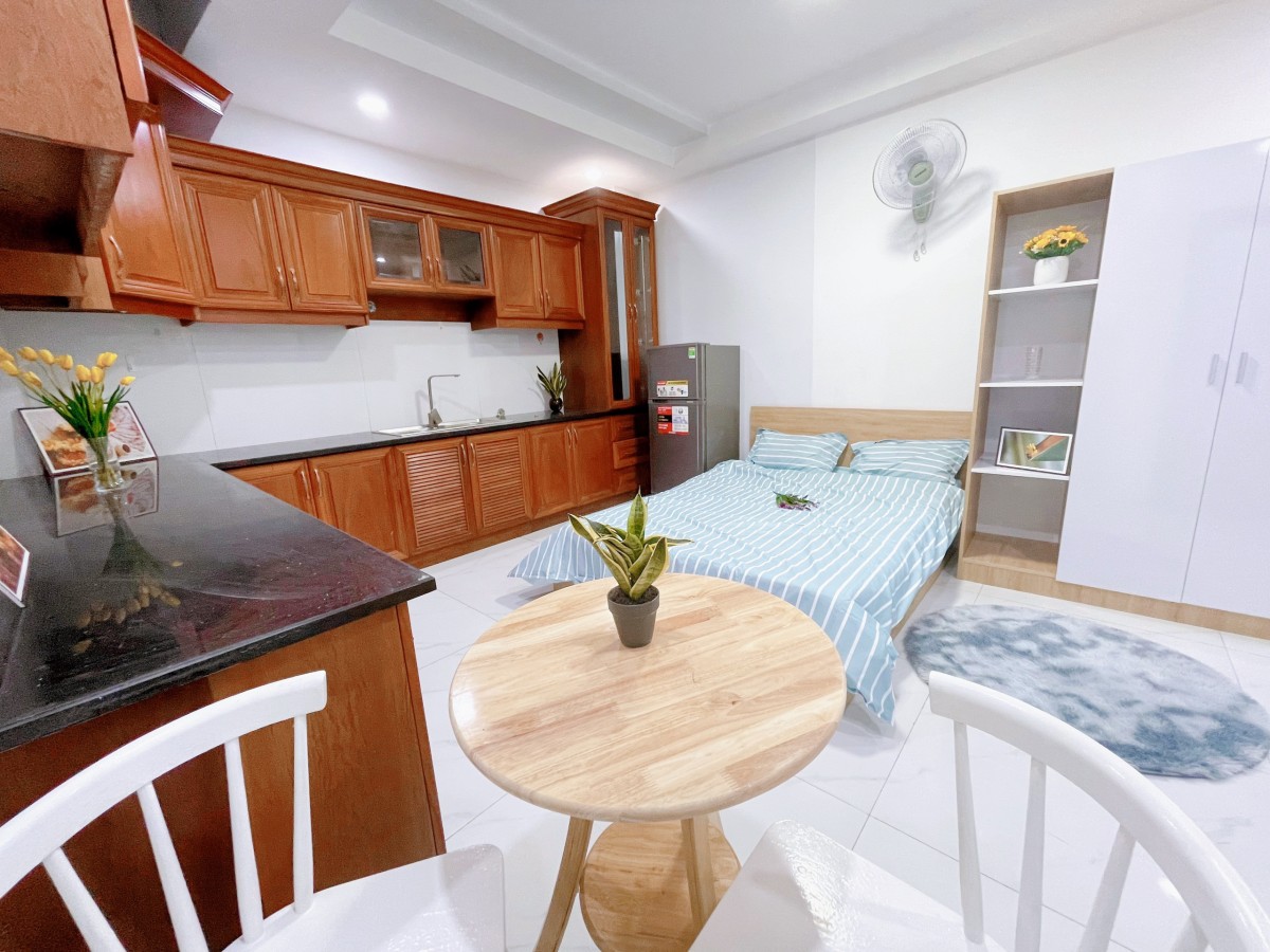 Ch full nội thất . Tầng trệt đối diện etown cộng hoà